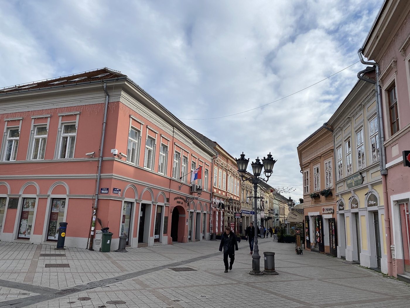 Dunavska ulica u Novom Sadu — šetači među fasadama starog centra