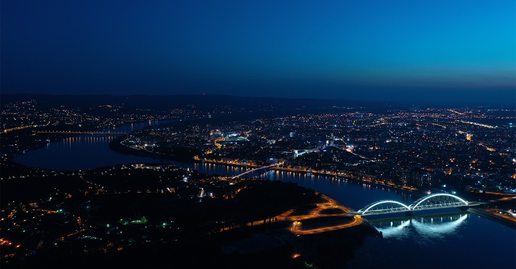 Noćni pogled na Novi Sad, Dunav i Žeželjev most